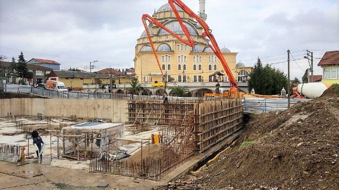 Semt Meydanında Çalışmalar Devam Ediyor