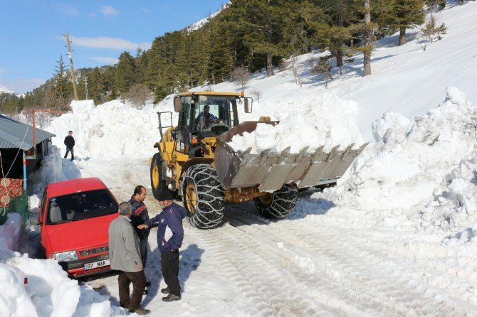 Büyükşehir, Kardan Dolayı Mahsur Kalan Çifti İş Makineleriyle Kurtardı