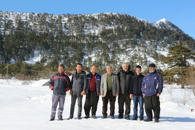 Büyükşehir, Kardan Dolayı Mahsur Kalan Çifti İş Makineleriyle Kurtardı