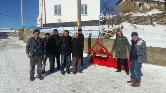 İnönü’de Tüm Mahalle Muhtarlarına Kar Küreme Aleti