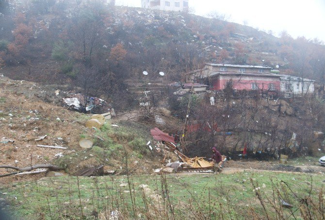 Heyelanda Evleri Toprak Altında Kaldı