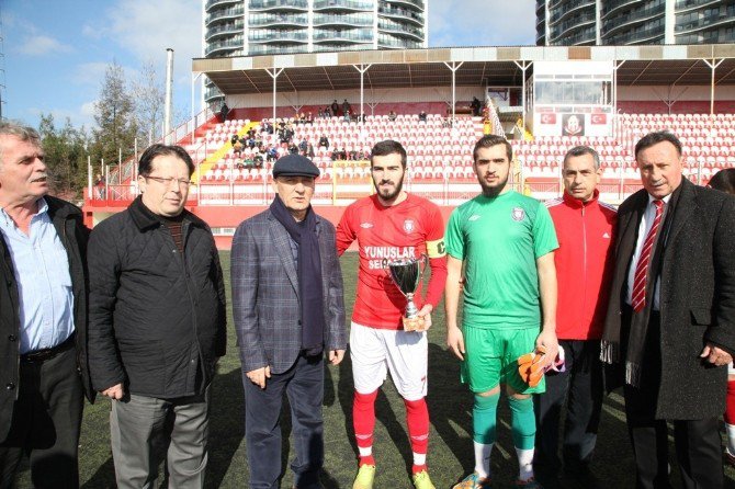 Başkan Altınok Öz Şampiyonlara Kupa Verdi