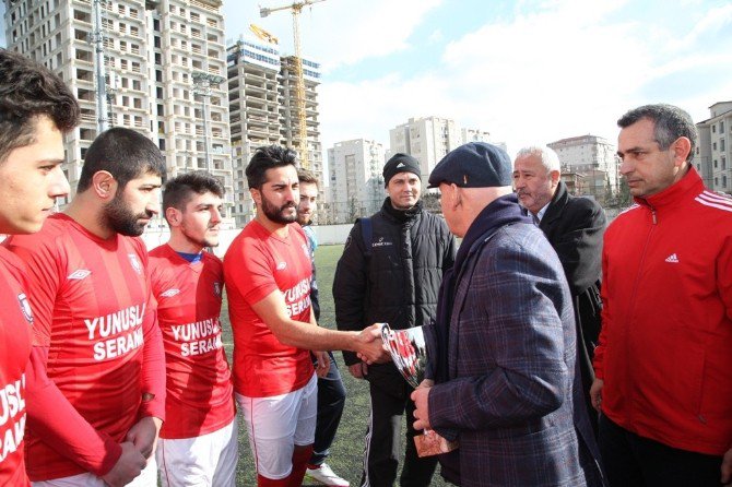 Başkan Altınok Öz Şampiyonlara Kupa Verdi