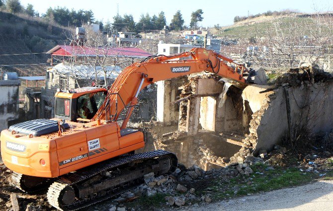 Toroslar’da Metruk Binaların Yıkımları Sürüyor