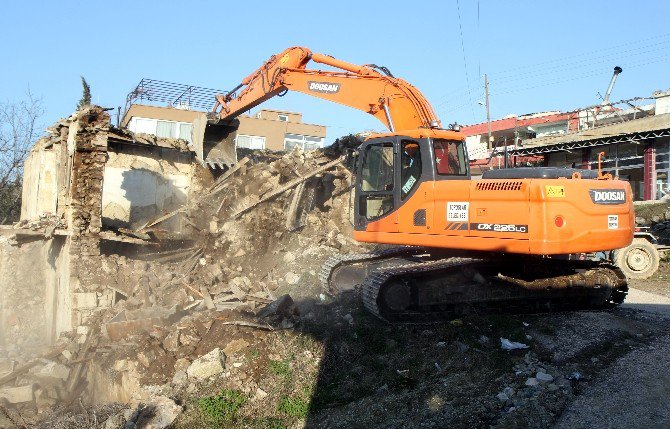 Toroslar’da Metruk Binaların Yıkımları Sürüyor