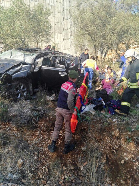 Freni Patlayan Otomobil Şarampole Uçtu: 6 Yaralı