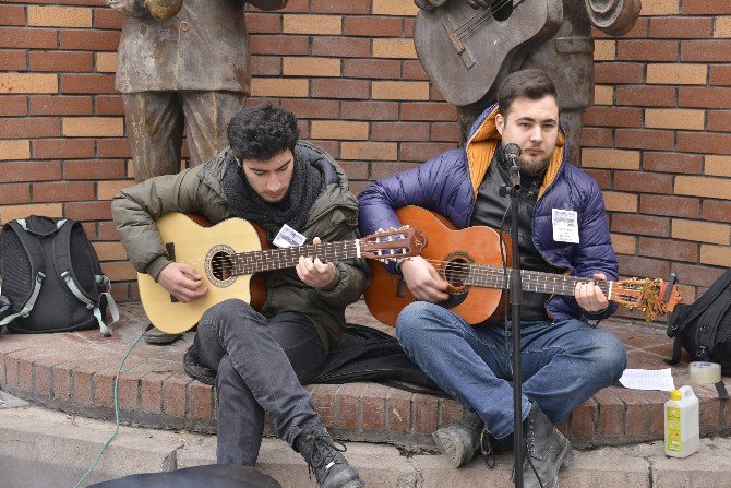 Donarak Hayatını Kaybeden Sokak Müzisyeni İçin Yürekleri Isıtan Türküler