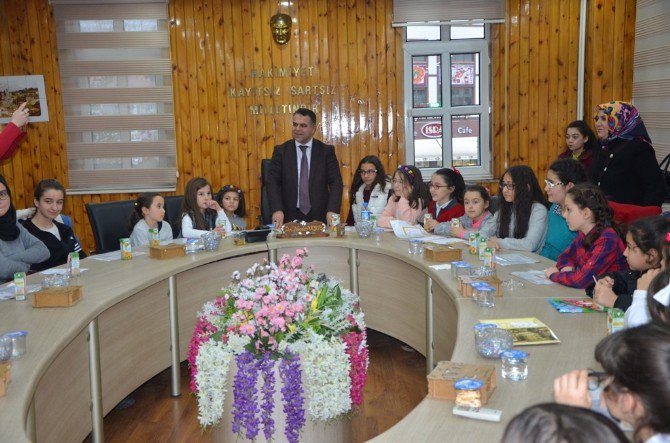 Bilgi Evi Öğrencilerinden Başkan Aksoy’a Karne Sürprizi