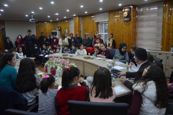 Bilgi Evi Öğrencilerinden Başkan Aksoy’a Karne Sürprizi