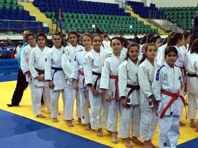 Salihli Judoda Madalyalarla Döndü