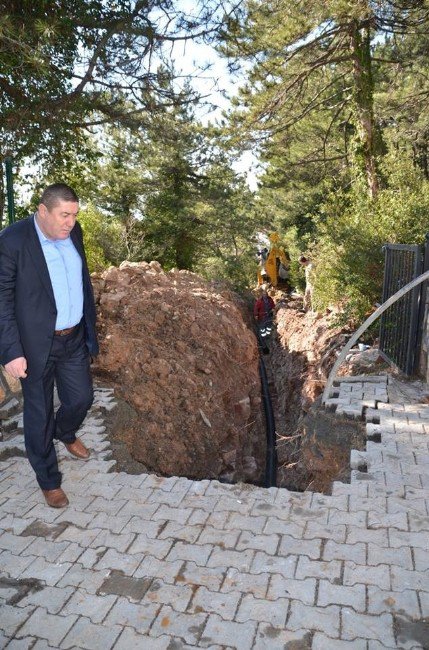 Başkan Tekin Okul Binasının Alt Yapı Çalışmalarını Yerinde İnceledi