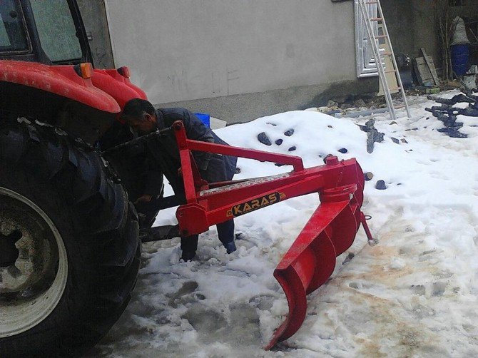 İnönü’de Tüm Mahalle Muhtarlarına Kar Küreme Aleti