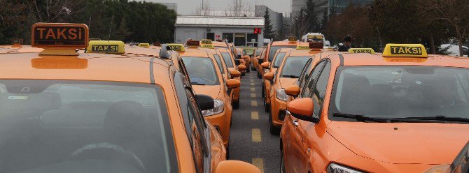 Taksiciler, 8 Lira 75 Kuruş İndi Bindi Parasını Protesto Etti