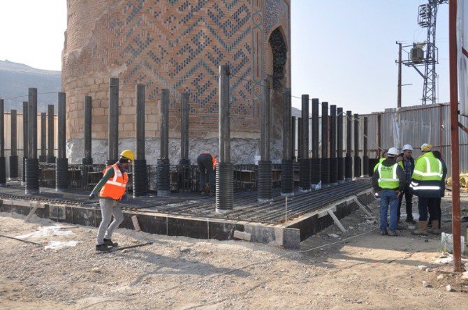 Hasankeyf’teki Zeynel Bey Türbesi Taşınıyor