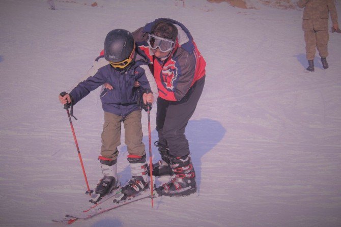 Terörle Mücadele Eden Kahramanlardan, Yüksekovalı Çocuklara Kayak Eğitimi