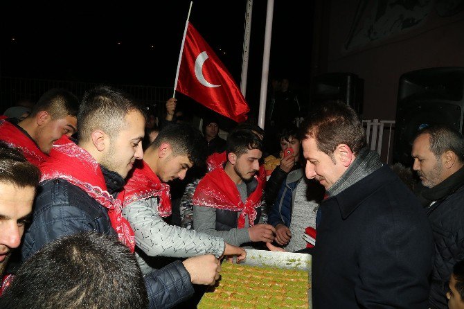 Başkan Tok, Kınalı Kuzuları Askere Uğurladı