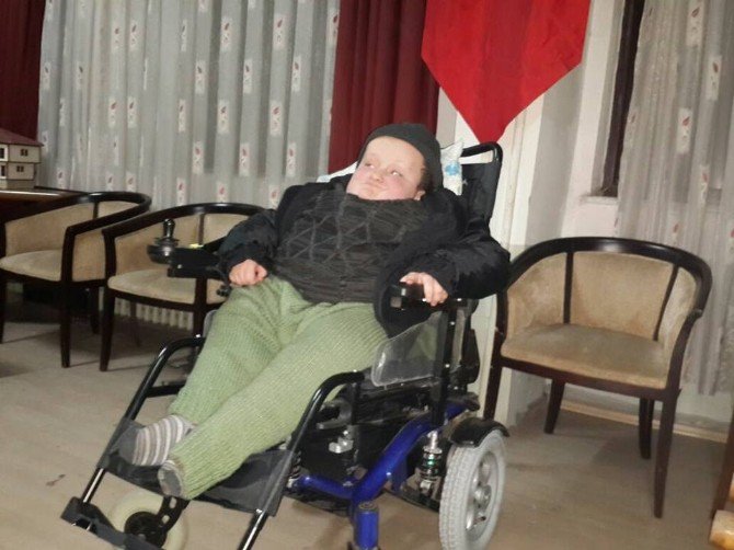 10 Yaşındaki Sefa, Tekerlekli Sandalyesine Kavuştu