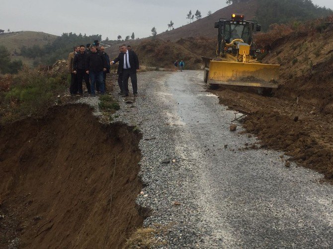 Akhisar’da Çöken Yola Büyükşehir Müdahale Etti