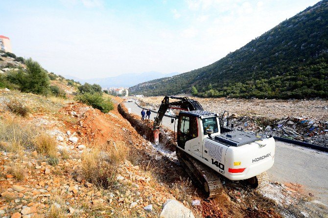 Emek Mahallesinin İçme Suyu Hattı Yenileniyor