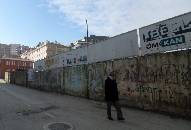 Mudanya Stadı’nın Duvarları Bakımsızlıktan Dökülüyor