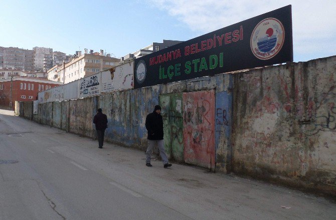 Mudanya Stadı’nın Duvarları Bakımsızlıktan Dökülüyor