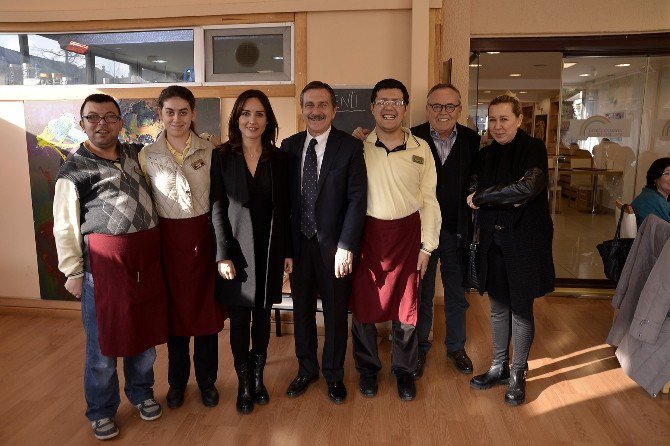 Nazlı Çelik’ten Gökkuşağı Kafe’ye Övgü