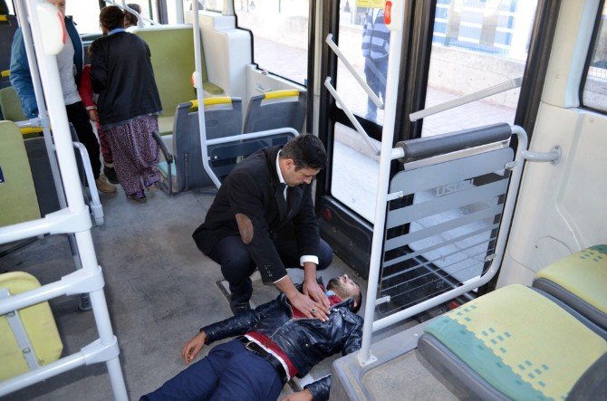 Hastaya İlk Müdahaleyi Otobüs Şoförü Yaptı