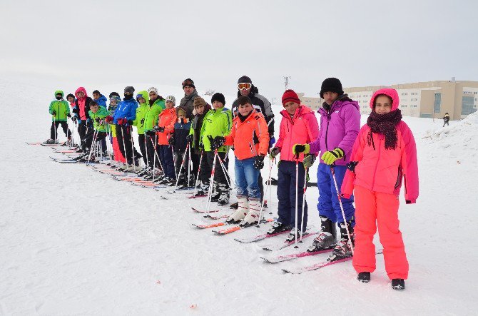 Tatvan’da Öğrencilere Ücretsiz Kayak Eğitimi