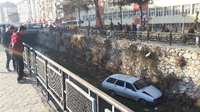 Tokat’ta Otomobil Dereye Uçtu: 1 Yaralı