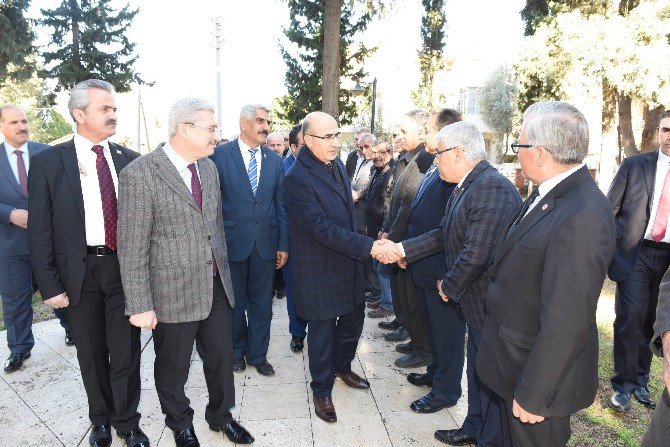 Vali Demirtaş, Yeşiloba Şehitliği’nde Muhtarlarla Bir Araya Geldi