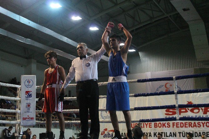 Türkiye Genç Erkekler Ferdi Boks Şampiyonası Sürüyor