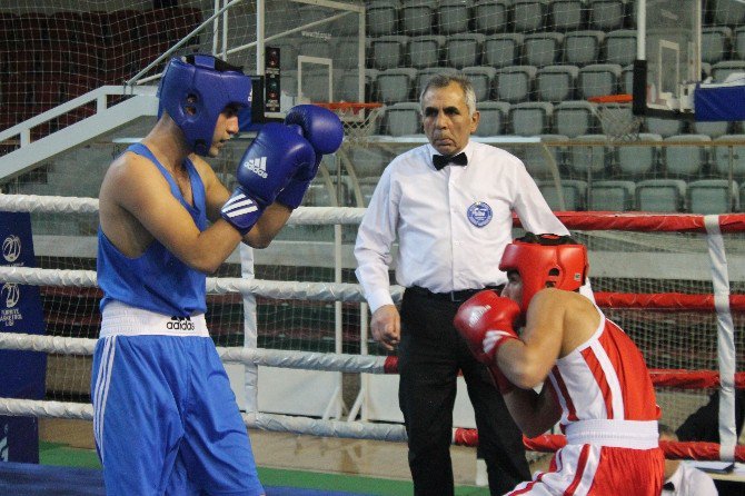 Türkiye Genç Erkekler Ferdi Boks Şampiyonası Sürüyor