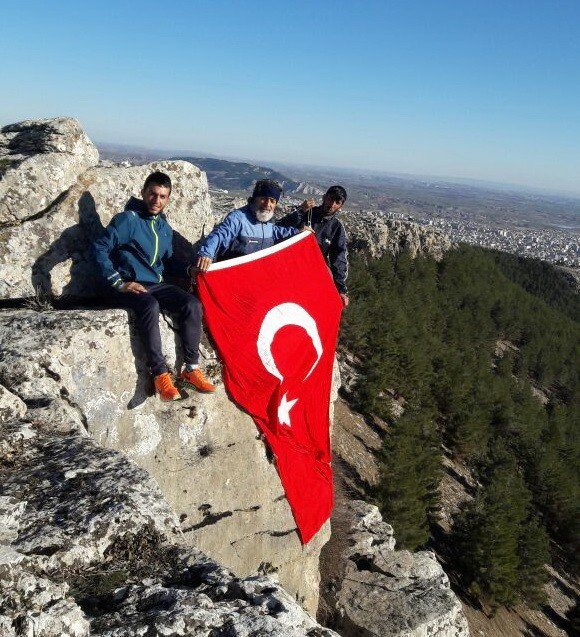 Sporcular Dağa Türk Bayrağı Astı