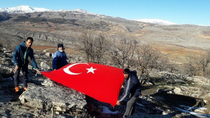 Sporcular Dağa Türk Bayrağı Astı