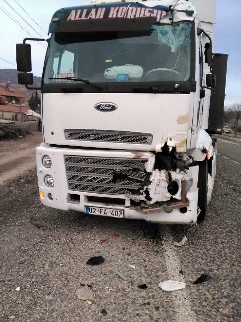 Tır İle Yumurta Yüklü Kamyonet Çarpıştı: 3 Yaralı