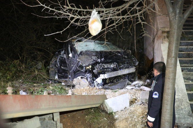 Kontrolden Çıkan Otomobiliyle Otobüs Durağına Çarpıp, Boş Araziye Yuvarlandı