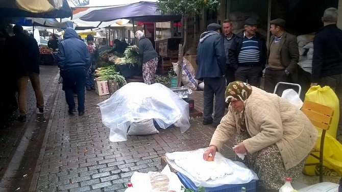 Aydın’da Yağış Pazarcı Esnafına Tezgah Açtırmadı