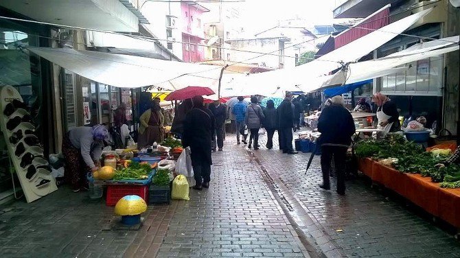 Aydın’da Yağış Pazarcı Esnafına Tezgah Açtırmadı