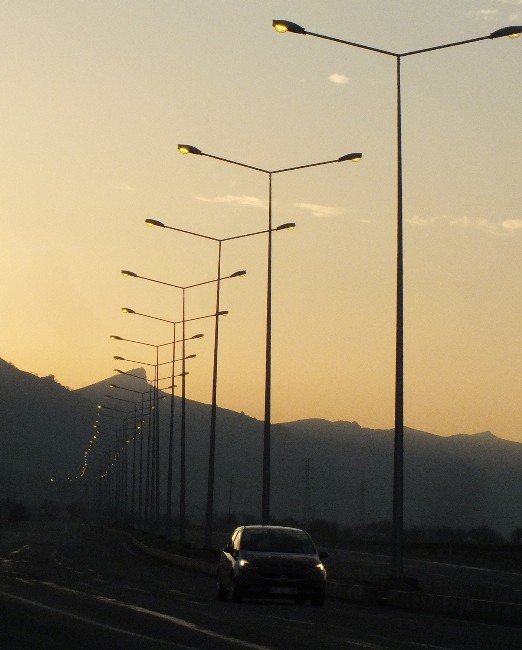 Dicle Elektrik Gercüş Çevre Yolunu Aydınlattı