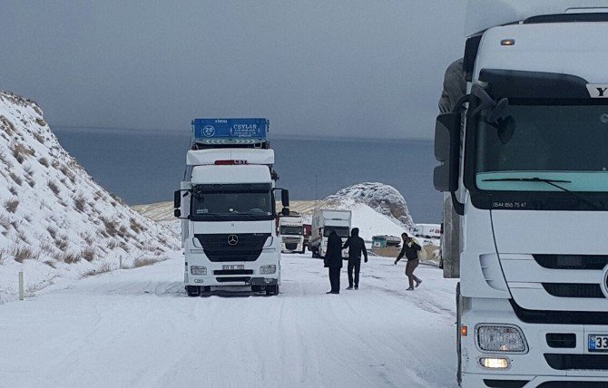 Kar Yağışı Sürücülere Zor Anlar Yaşattı