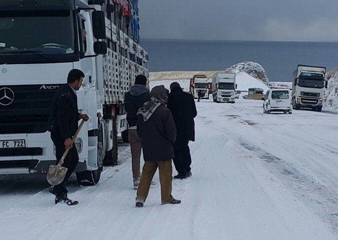 Kar Yağışı Sürücülere Zor Anlar Yaşattı