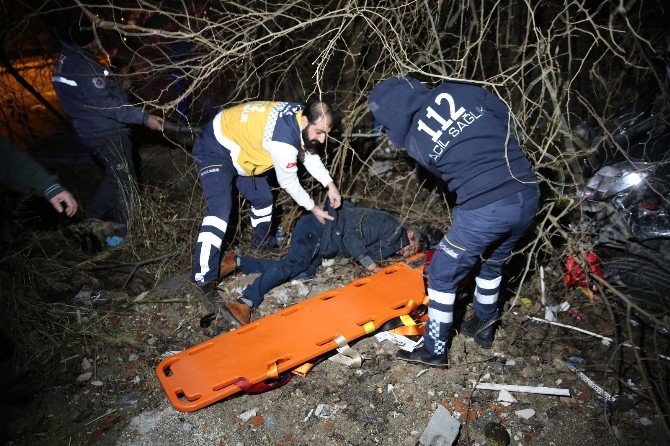 Kontrolden Çıkan Otomobiliyle Otobüs Durağına Çarpıp, Boş Araziye Yuvarlandı