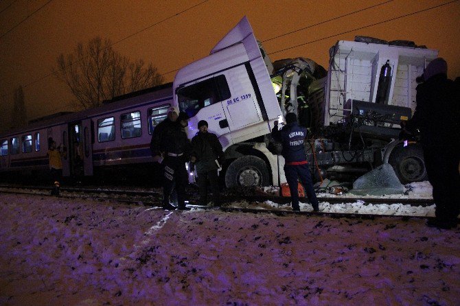 Kütahya’da Yolcu Treni Tıra Çarptı: 1 Ölü, 14 Yaralı