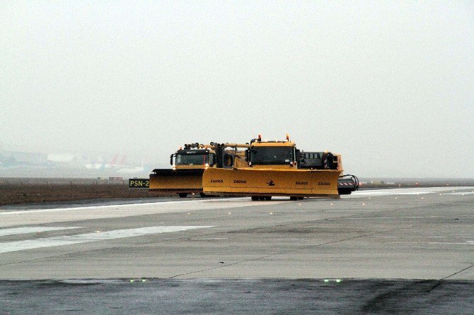 Atatürk Havalimanı’nda Kar Temizleme Tatbikatı