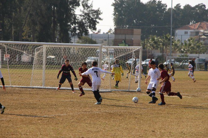 “Sömestr Cup“ Futbol Turnuvası Kuşadası’nda Başladı