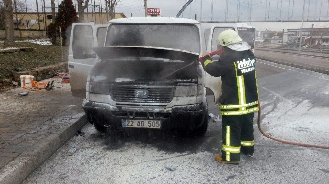 Park Halindeyken Yanan Kamyonet Hurdaya Döndü