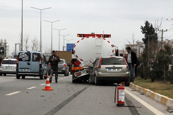 Otomobil Yakıt Dolu Tankere Arkadan Çarptı: 2 Yaralı