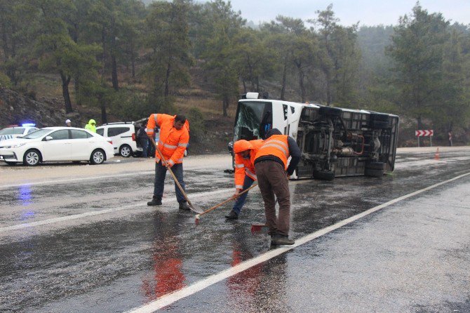 Antalya’da Turist Midibüsü Devrildi: 13 Yaralı