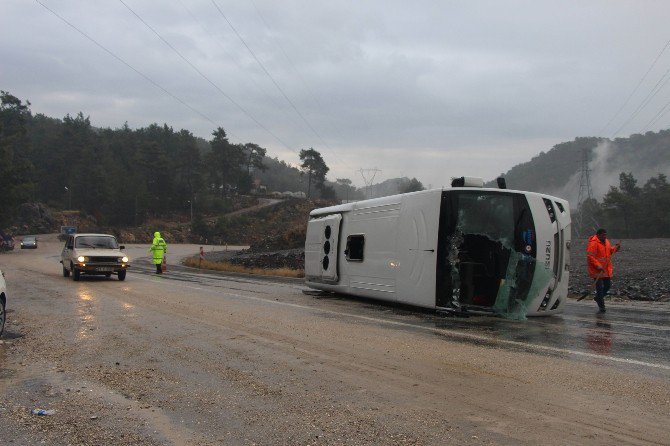 Antalya’da Turist Midibüsü Devrildi: 13 Yaralı