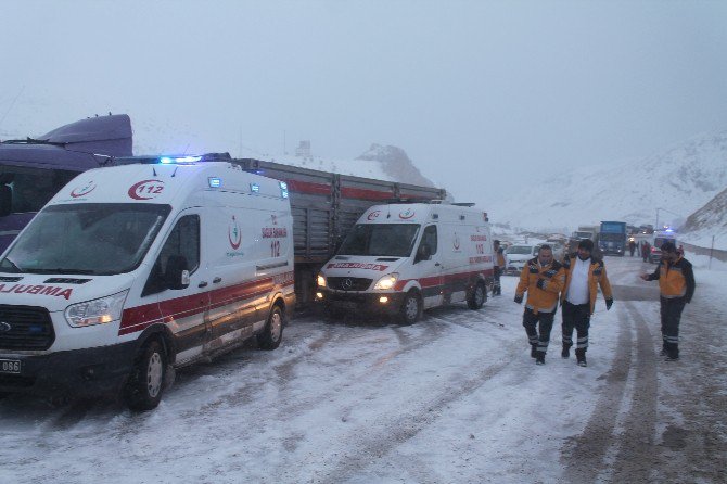 Kop Dağı’nda Kayan Tır Kamyona Ardından Bariyerlere Çarptı: 1 Ölü